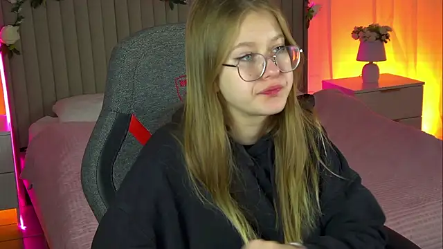 EveMundie online show from October 2025 09:54:01 AM