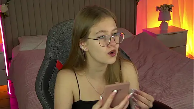 EveMundie online show from October 2025 06:35:02 AM