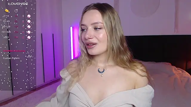 Snapshot of LunaticaBae chatting on February 2025 01:13:02 AM LunaticaBae online show from February 2025 01:13:02 AM