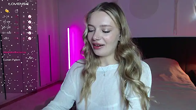 Snapshot of LunaticaBae chatting on February 2025 01:02:02 AM LunaticaBae online show from February 2025 01:02:02 AM