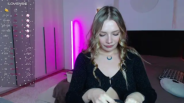 Snapshot of LunaticaBae chatting on February 2025 01:05:02 AM LunaticaBae online show from February 2025 01:05:02 AM