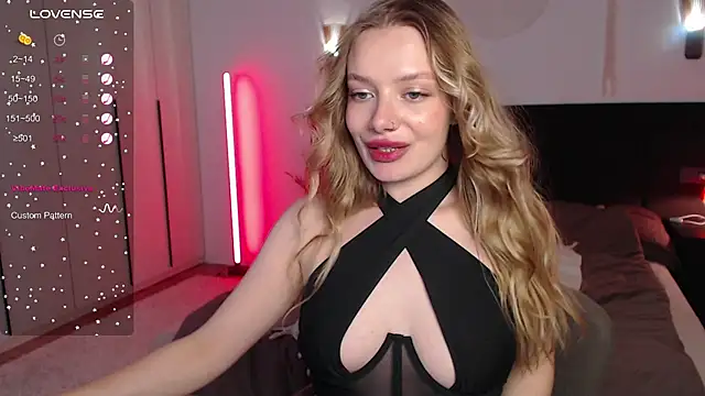 Snapshot of LunaticaBae chatting on March 2025 03:55:02 AM LunaticaBae online show from March 2025 03:55:02 AM