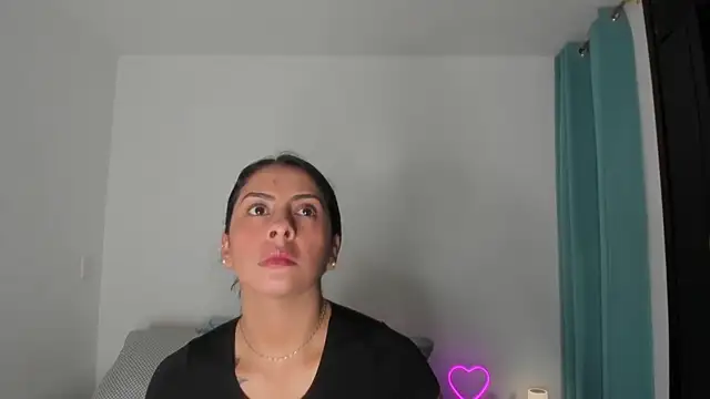 Snapshot of _lucianapalmer chatting on February 2026 10:25:02 PM lucianapalmer online show from February 2026 10:25:02 PM