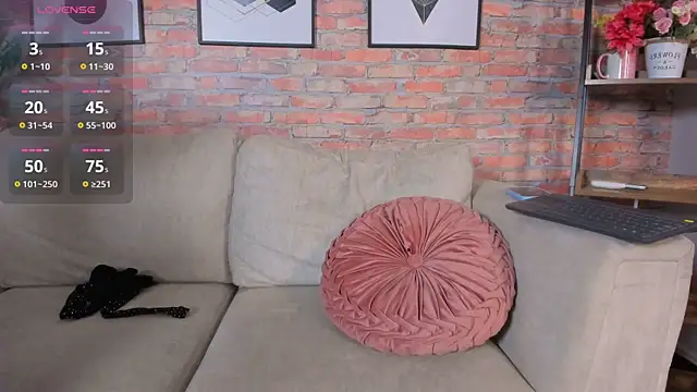 Snapshot of Lucia_Brown_ chatting on October 2025 06:48:01 PM Lucia Brown online show from October 2025 06:48:01 PM