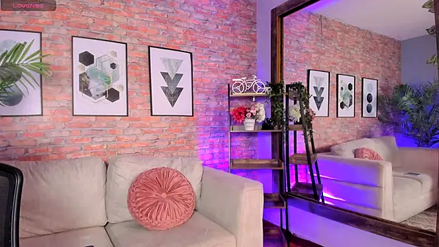 Snapshot of Lucia_Brown_ chatting on October 2025 05:21:02 PM Lucia Brown online show from October 2025 05:21:02 PM