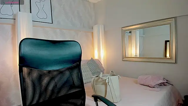 Snapshot of Lucia_Brown_ chatting on November 2025 06:19:02 PM Lucia Brown online show from November 2025 06:19:02 PM