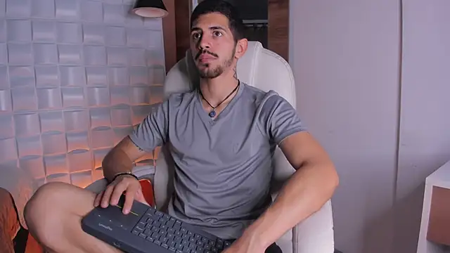 AlejandroStormm online show from November 2025 08:20:01 PM