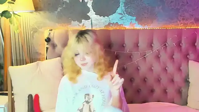 Snapshot of EmilyAngells chatting on May 2026 06:08:01 AM EmilyAngells online show from May 2026 06:08:01 AM