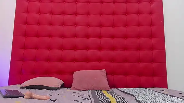 Maite Smith  online show from March 2025 03:04:01 PM