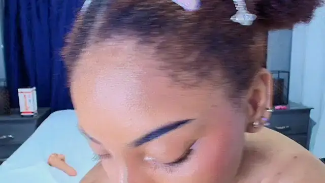 Snapshot of Effie_cooper chatting on March 2025 08:19:01 PM Effie cooper online show from March 2025 08:19:01 PM