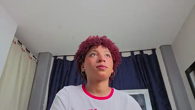 Snapshot of Effie_cooper chatting on September 2025 06:09:02 PM Effie cooper online show from September 2025 06:09:02 PM