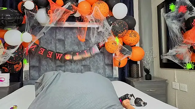 Snapshot of Effie_cooper chatting on October 2025 07:18:01 PM Effie cooper online show from October 2025 07:18:01 PM