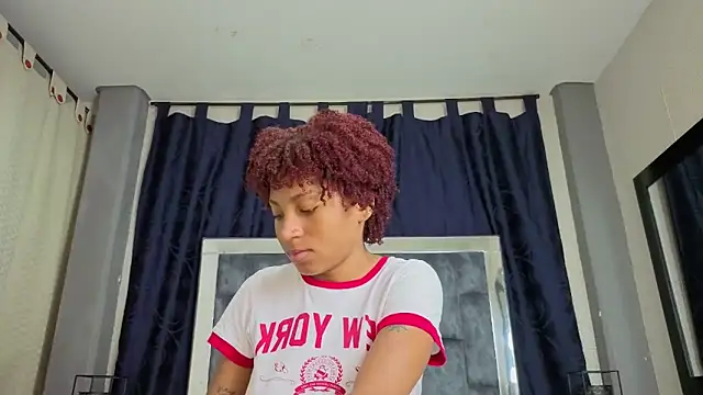 Snapshot of Effie_cooper chatting on November 2025 01:11:02 PM Effie cooper online show from November 2025 01:11:02 PM