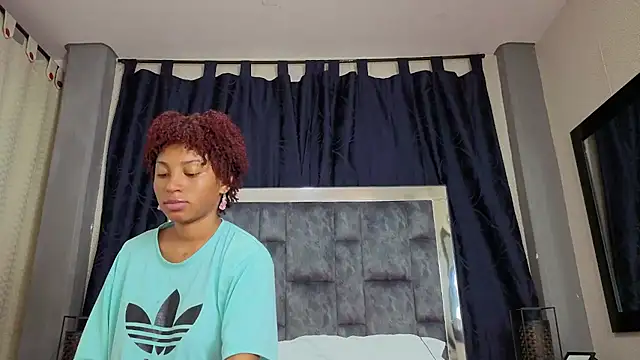 Snapshot of Effie_cooper chatting on November 2025 03:01:02 PM Effie cooper online show from November 2025 03:01:02 PM