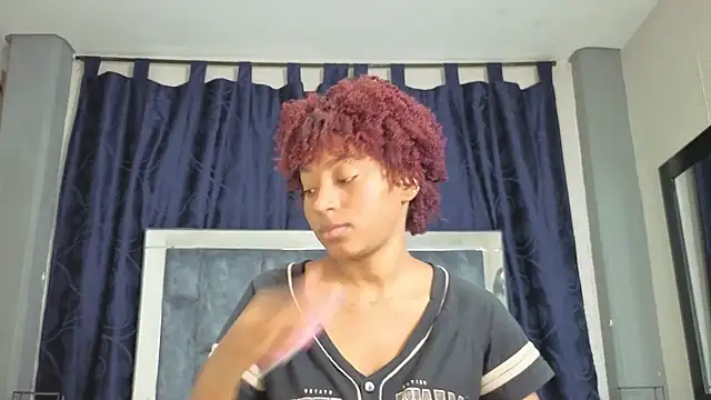 Snapshot of Effie_cooper chatting on November 2025 08:07:01 PM Effie cooper online show from November 2025 08:07:01 PM