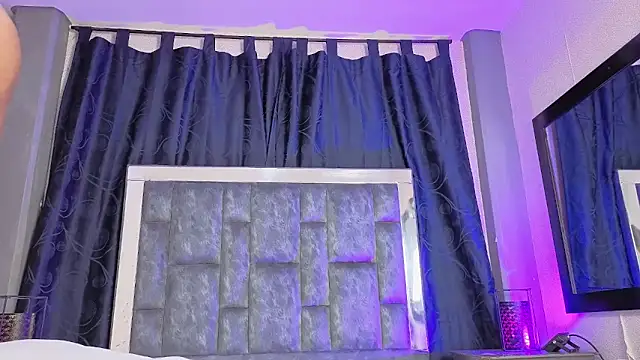 Snapshot of Effie_cooper chatting on November 2025 07:35:01 PM Effie cooper online show from November 2025 07:35:01 PM