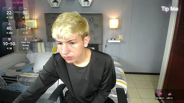 Snapshot of matteo_foxx chatting on March 2025 01:18:02 PM matteo foxx online show from March 2025 01:18:02 PM