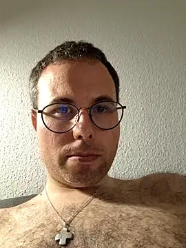 Snapshot of Simonudist chatting on April 2026 07:19:01 PM Simonudist online show from April 2026 07:19:01 PM