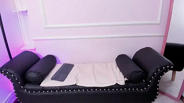 DaphneGlas online show from March 2025 09:57:01 AM