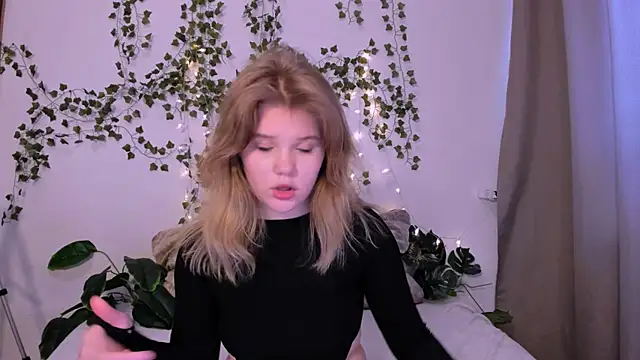 LaseyMoon online show from March 2025 04:18:01 AM