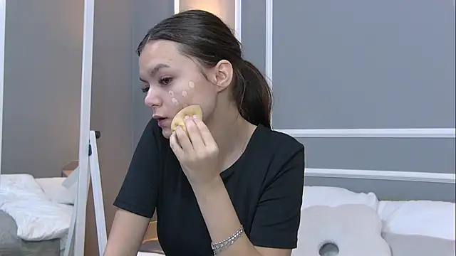 AsterQuinn online show from October 2025 03:40:01 PM