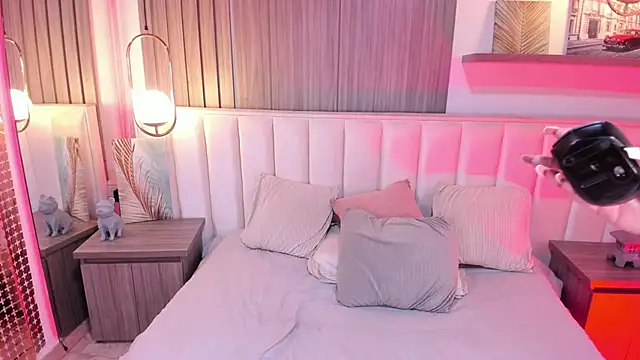 Nicoll Evans  online show from March 2025 04:07:02 PM