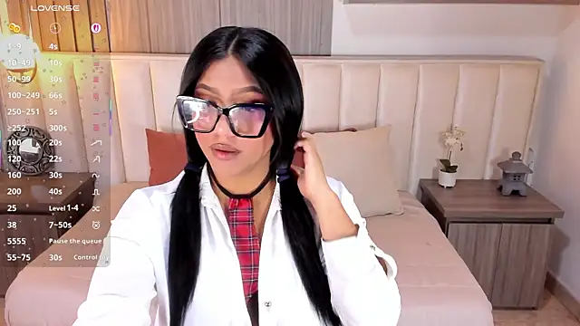 Nicoll Evans  online show from October 2025 01:14:01 PM