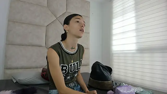 Vaiolett Smith online show from September 2025 01:27:01 PM