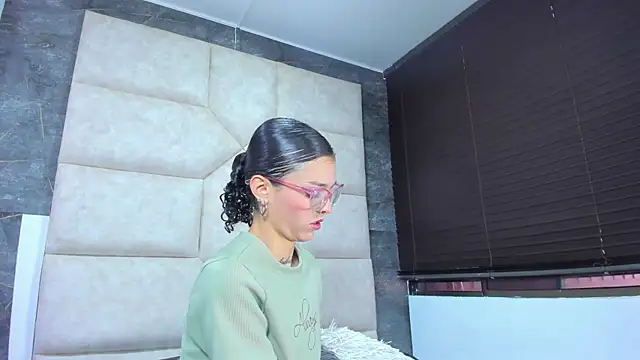 Vaiolett Smith online show from April 2026 02:44:02 PM