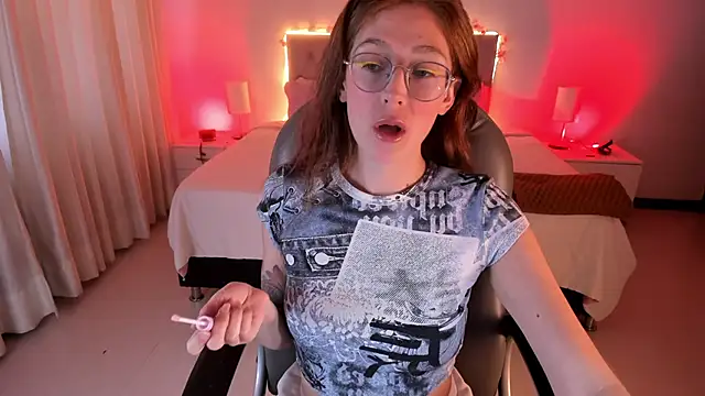 Emily Warren  online show from October 2025 09:56:01 PM