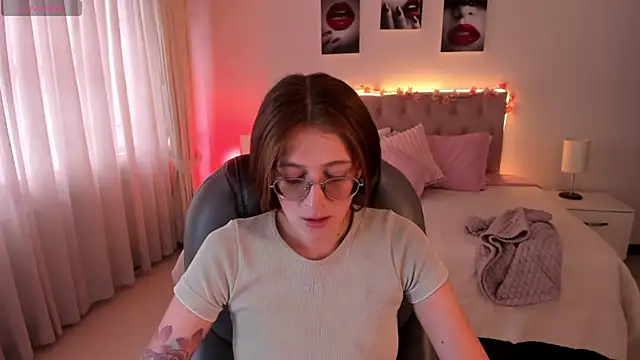 Emily Warren  online show from October 2025 07:37:01 PM