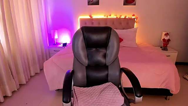 Emily Warren  online show from November 2025 07:46:02 PM