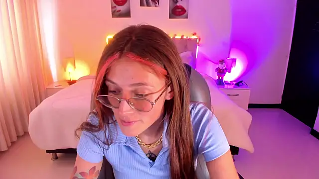 Emily Warren  online show from December 2025 07:44:01 PM