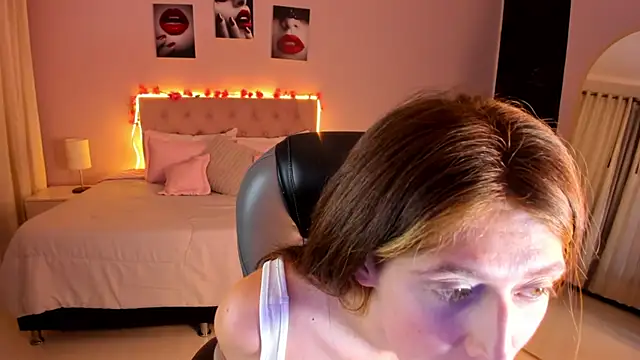 Snapshot of Emily_Warren_ chatting on April 2026 09:05:01 PM Emily Warren online show from April 2026 09:05:01 PM