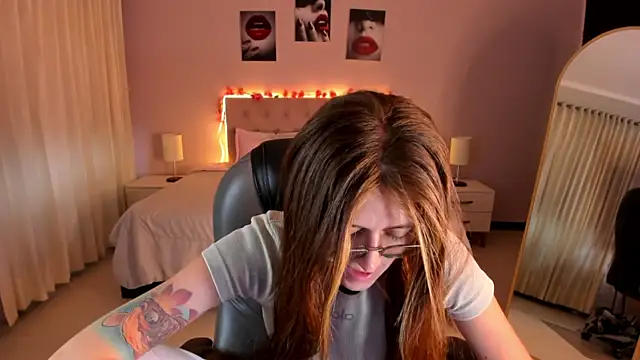 Snapshot of Emily_Warren_ chatting on April 2026 08:55:01 PM Emily Warren online show from April 2026 08:55:01 PM