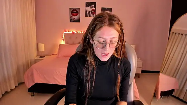 Snapshot of Emily_Warren_ chatting on May 2026 07:44:01 PM Emily Warren online show from May 2026 07:44:01 PM