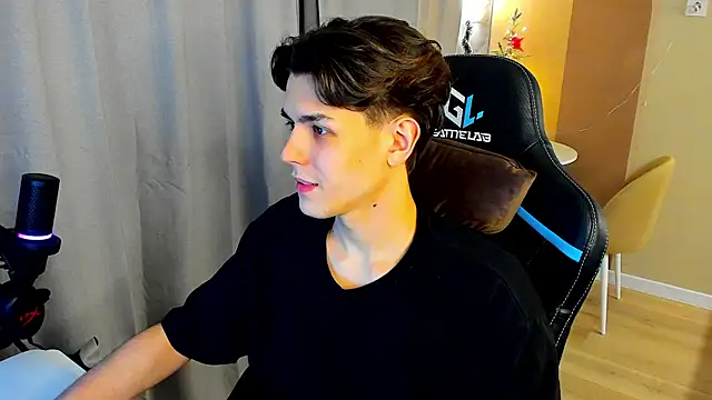 Snapshot of TravisRevas chatting on December 2025 04:34:01 PM TravisRevas online show from December 2025 04:34:01 PM