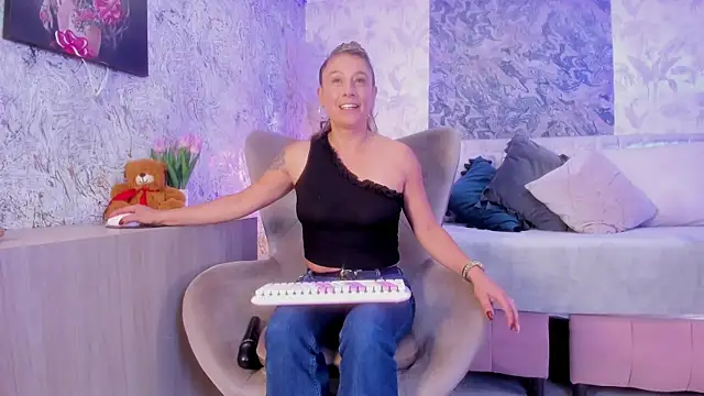 Liannaa  online show from September 2025 07:38:01 PM