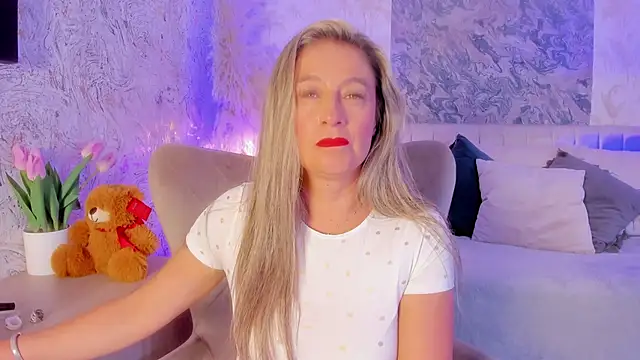 Liannaa  online show from September 2025 07:08:02 PM