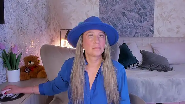 Liannaa  online show from November 2025 07:36:02 PM