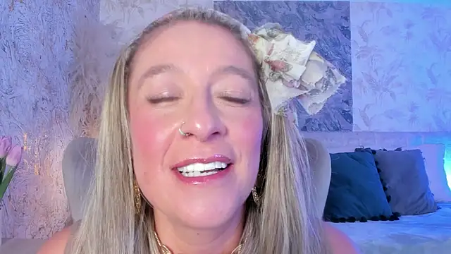 Liannaa  online show from November 2025 05:58:02 PM