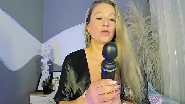 Liannaa  online show from April 2026 11:57:01 AM