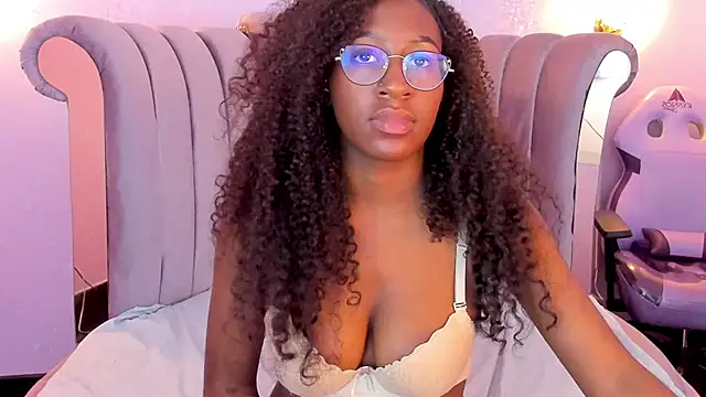 Snapshot of Qeen_blackk chatting on February 2025 06:52:02 PM Qeen blackk online show from February 2025 06:52:02 PM