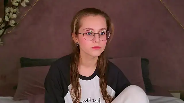 Snapshot of RileyMimicho chatting on September 2025 08:34:01 PM RileyMimicho online show from September 2025 08:34:01 PM