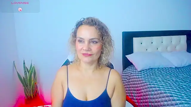 CarolinneFiotti online show from October 2025 02:28:02 PM