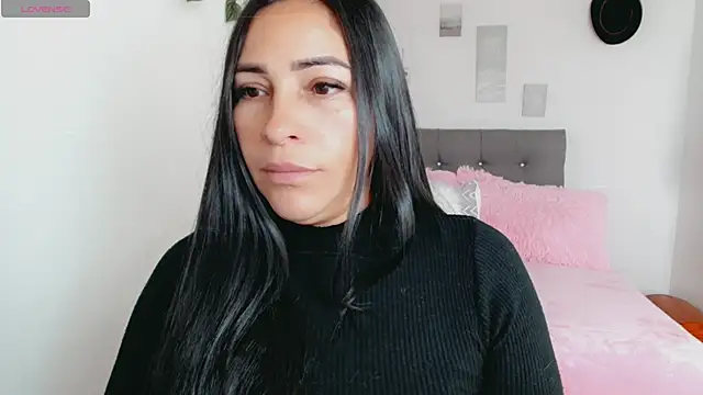 luna lgomez  online show from February 2026 12:09:01 PM