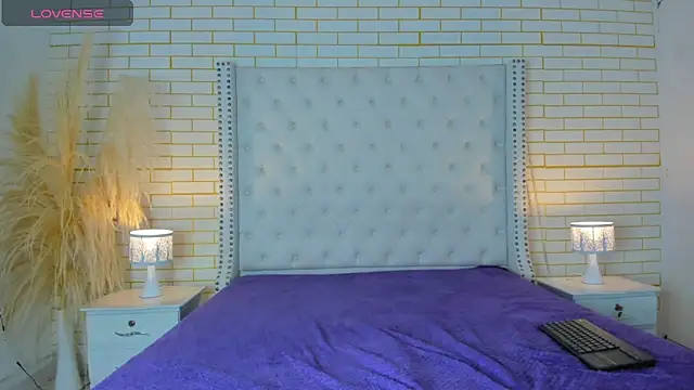 Emilly wilson  online show from November 2025 12:15:01 PM