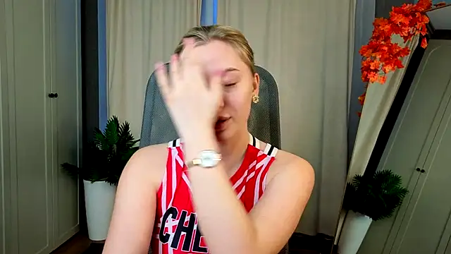 christie luv online show from November 2025 01:43:01 PM