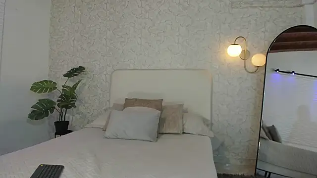 Snapshot of alanarouge chatting on May 2026 12:01:02 PM alanarouge online show from May 2026 12:01:02 PM