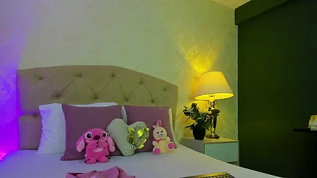 Mia Montess online show from April 2026 01:11:01 PM